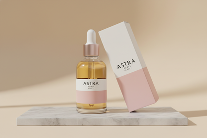 Packshot produit très professionnel d’un sérum visage à l’acide hyaluronique dans un flacon pipette en verre transparent, liquide légèrement doré, avec une étiquette minimaliste blanche et rose poudré “Astra Paris Beauty”. Le flacon est posé debout sur une surface en marbre clair, avec une boîte assortie à côté légèrement inclinée. Fond uni blanc ou beige très doux, lumière naturelle, ombres légères, style photo e-commerce haut de gamme, sans aucun texte ni slogan ajouté sur l’image.